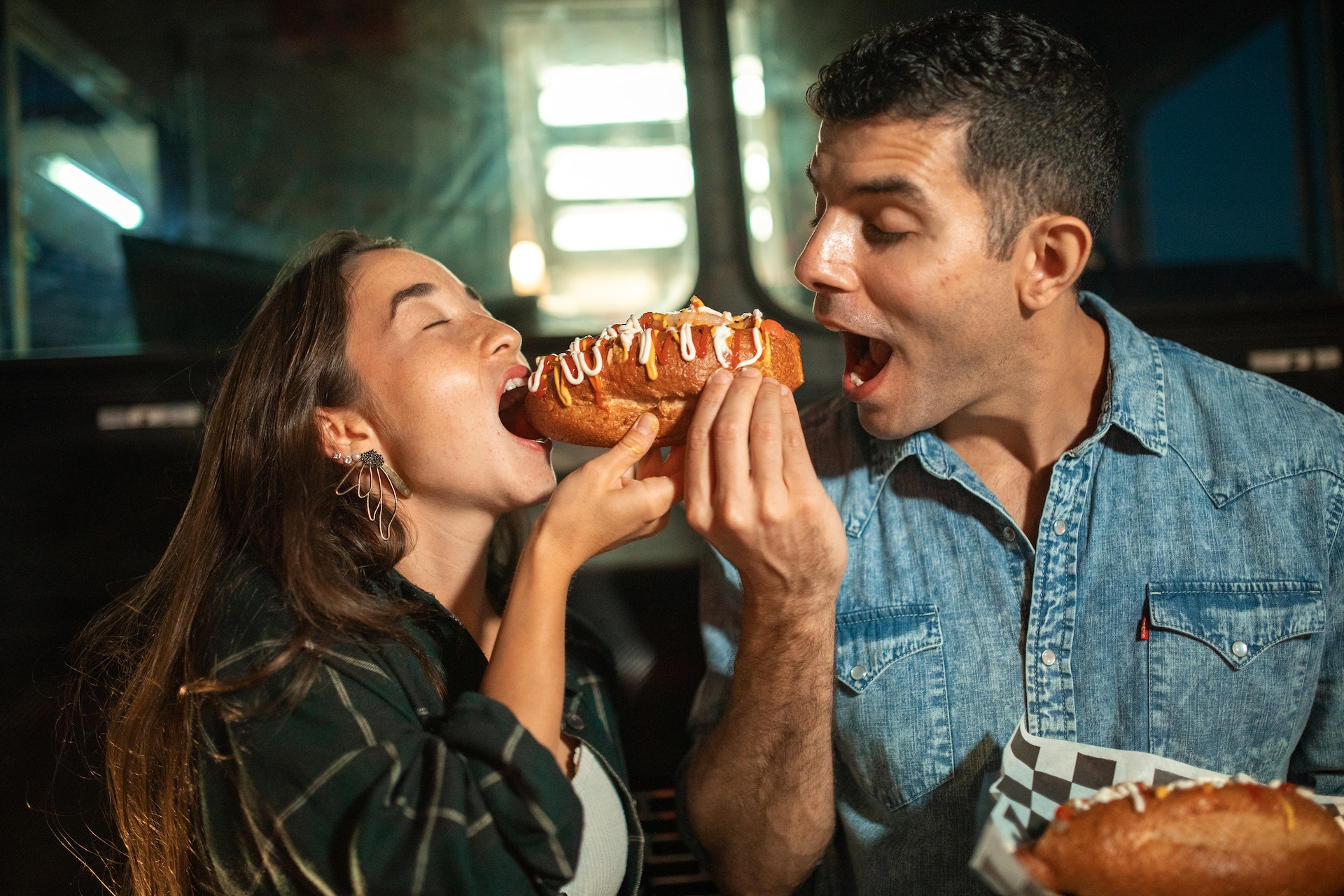 featured image of couple eating street food in the article on the most famous street foods published on healthy and better living
